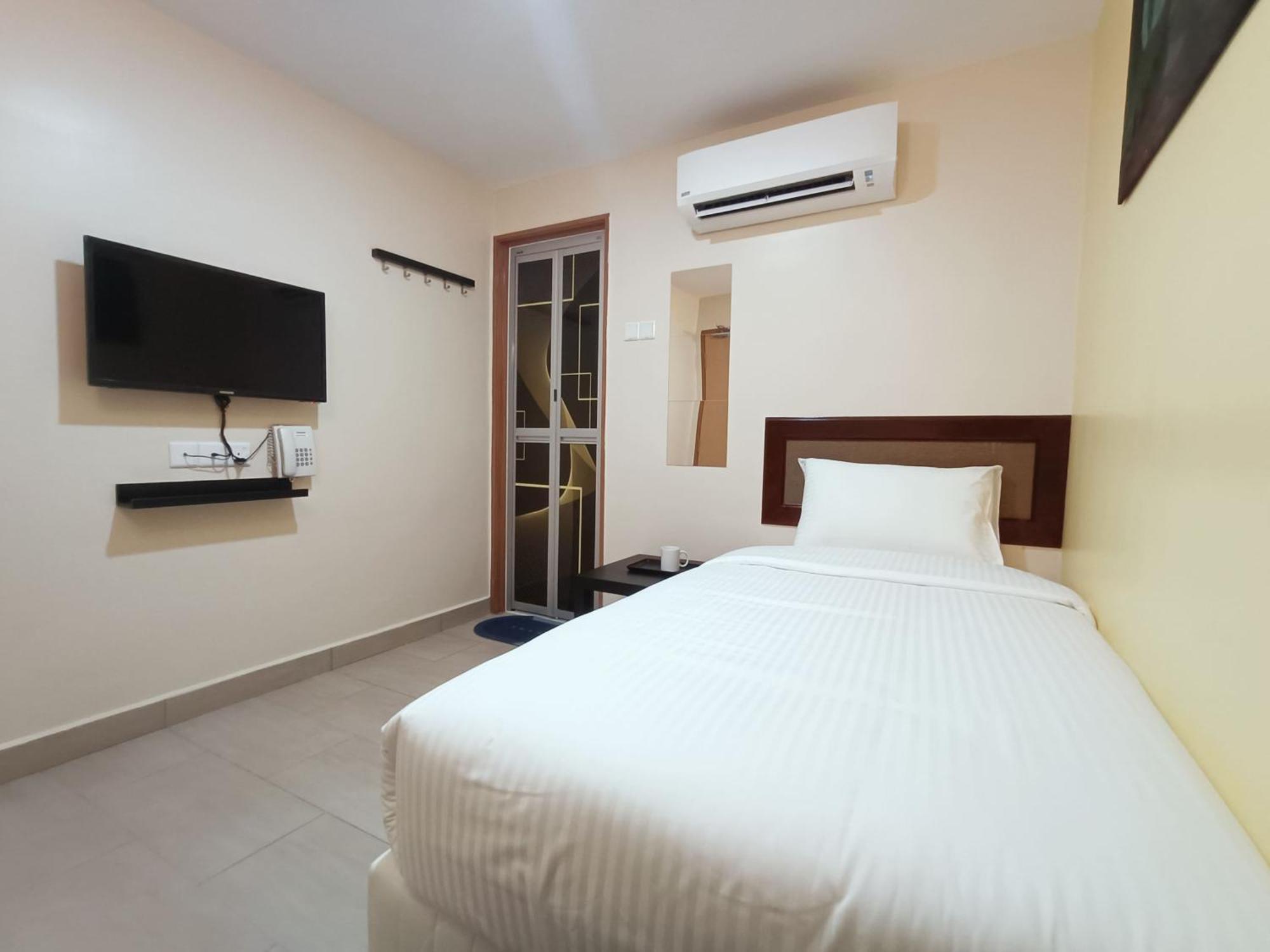 Capital O 90897 Island City Hotel 조지타운 외부 사진