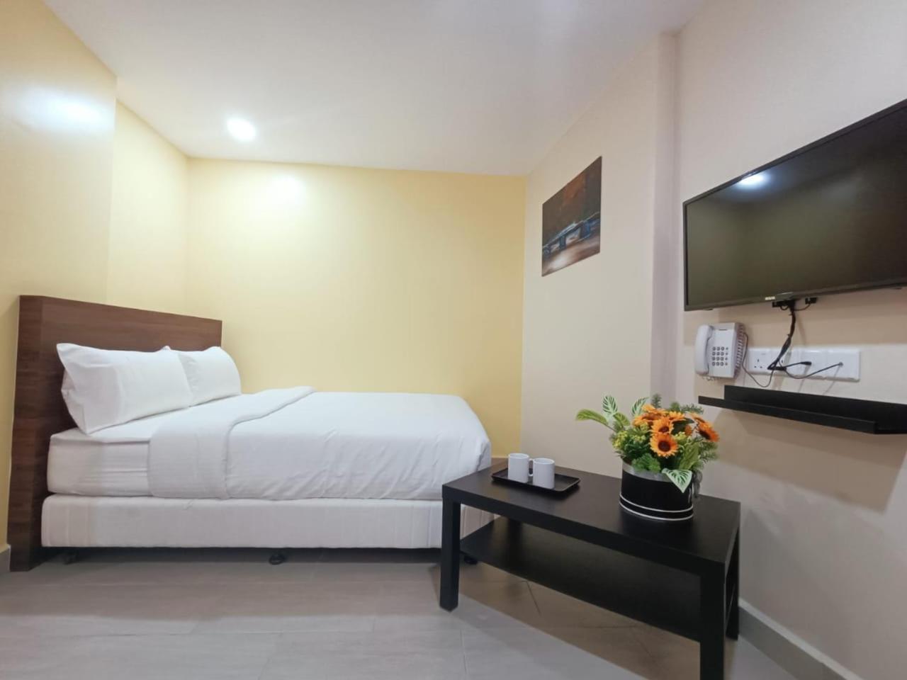 Capital O 90897 Island City Hotel 조지타운 외부 사진