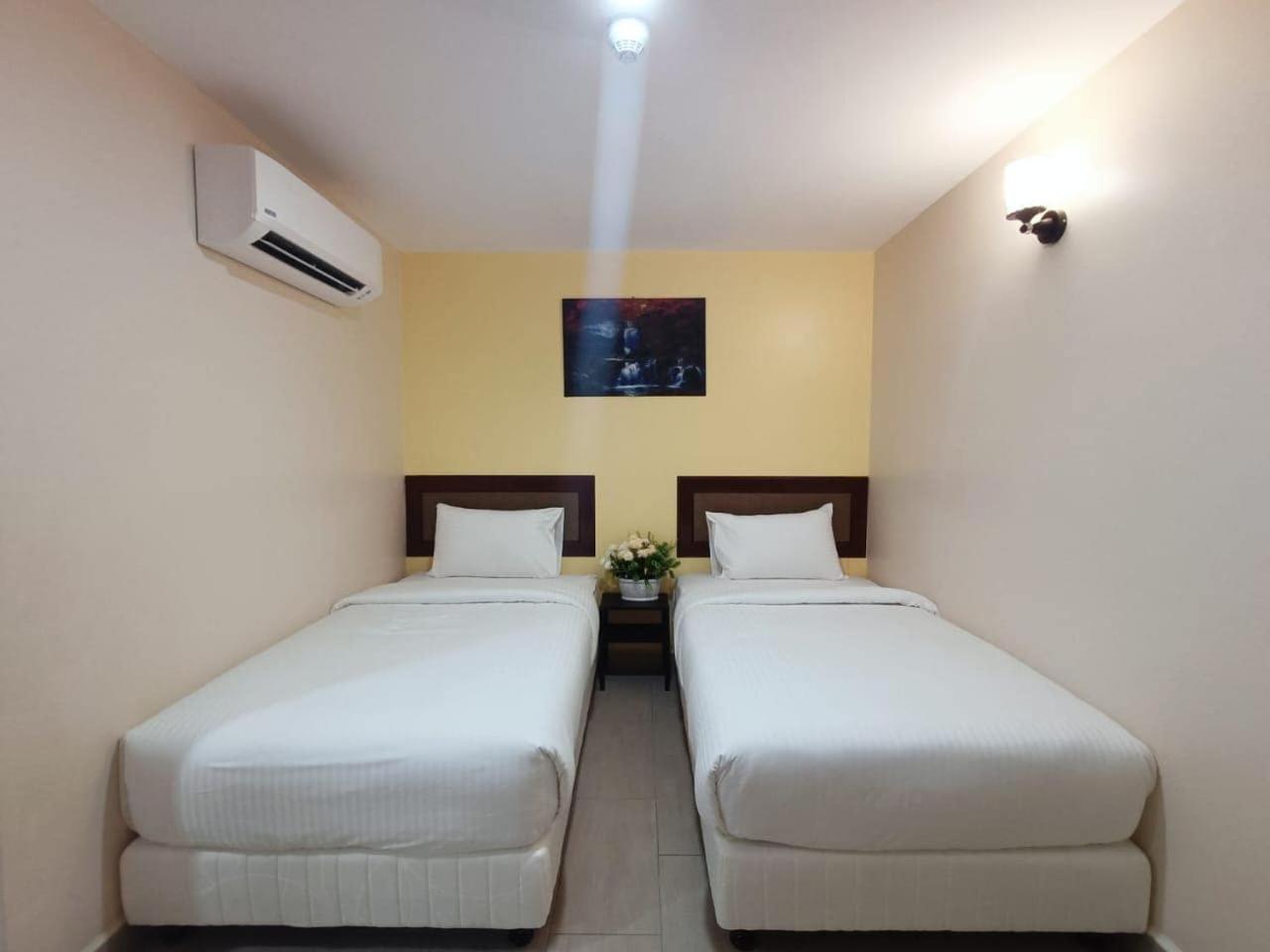 Capital O 90897 Island City Hotel 조지타운 외부 사진